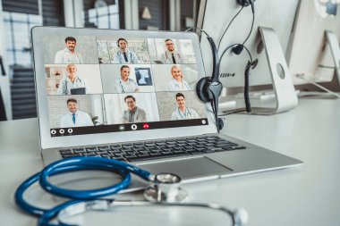 Doktorun hastayla aktif olarak konuşması için internet üzerinden teletıp görüntüsü