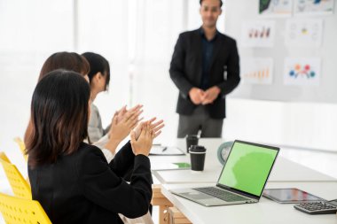 İş kadını, iş projesinde yeterlilikle yer alırsa ekipten kutlamalar aldı