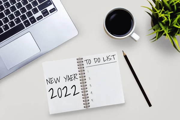 2022 Lista de objetivos y establecimiento de planes de feliz año nuevo —  Fotos de Stock
