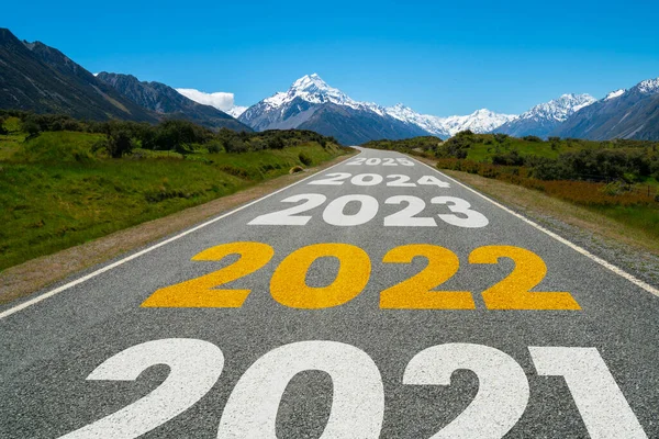 2022 Viaje por carretera de año nuevo y concepto de visión futura — Foto de Stock