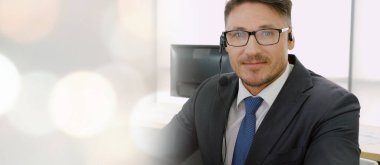 Ofiste çalışan, kulaklık takan iş adamları daha geniş görüşlü.