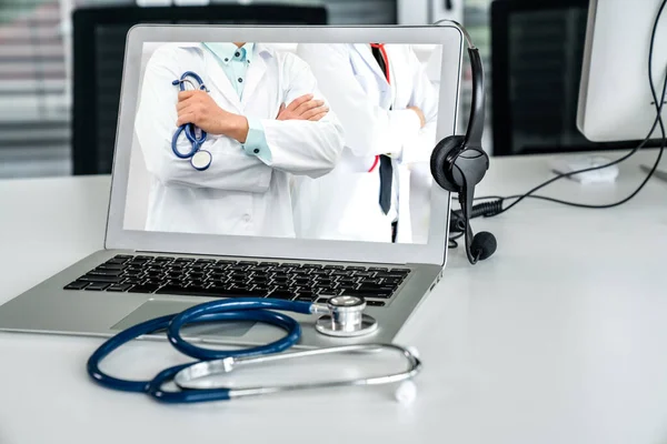 Служба телемедицини онлайн відеозвернення до лікаря для активного спілкування з пацієнтом — стокове фото
