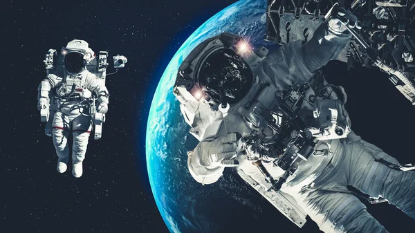 Astronaut Raumfahrer machen Weltraumspaziergang, während er für Raumfahrtmission arbeitet — Stockfoto