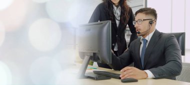 Ofiste çalışan, kulaklık takan iş adamları daha geniş görüşlü.