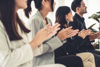 İş kadını, iş projesinde yeterlilikle yer alırsa ekipten kutlamalar aldı