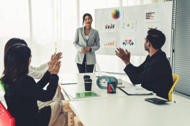 İş kadını, iş projesinde yeterlilikle yer alırsa ekipten kutlamalar aldı