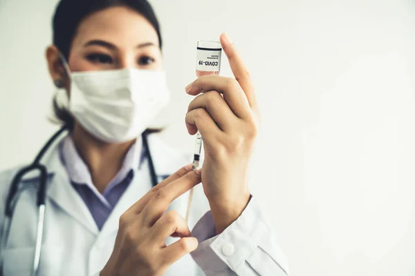 Un medico esperto prepara il vaccino con competenza prima dell'iniezione — Foto Stock