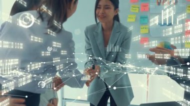 Şirket personeli toplantısındaki iş adamları imrendirici grafikle