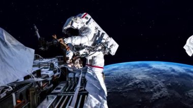 Astronot uzay yürüyüşü yaparken uzay uçuşları görevinde çalışıyor.
