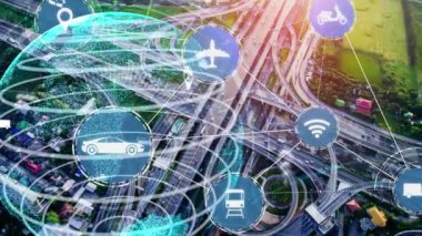 Yeni şehir yolunda gelecekteki araba trafiği için akıllı ulaşım teknolojisi kavramı