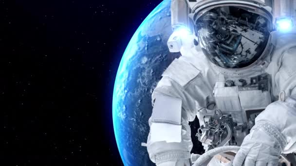 Astronaute astronaute faire la sortie spatiale tout en travaillant pour la mission de vol spatial — Video