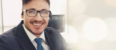 Ofiste çalışan, kulaklık takan iş adamları daha geniş görüşlü.