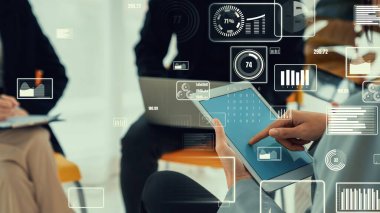 Şirket personeli toplantısındaki iş adamları imrendirici grafikle