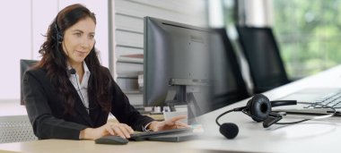 Ofiste çalışan, kulaklık takan iş adamları daha geniş görüşlü.