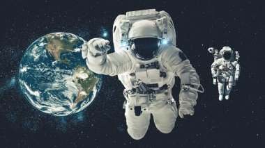 Astronot uzay yürüyüşü yaparken uzay uçuşları görevinde çalışıyor.