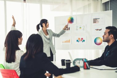 İş adamları daire içinde otururken iş projesini ustaca tartışıyor