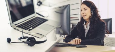 Ofiste çalışan, kulaklık takan iş adamları daha geniş görüşlü.