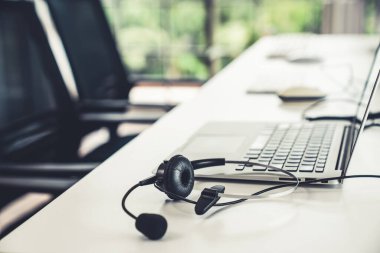 Çağrı merkezindeki kulaklık ve müşteri destek ekipmanları aktif hizmete hazır.