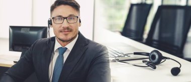 Ofiste çalışan, kulaklık takan iş adamları daha geniş görüşlü.