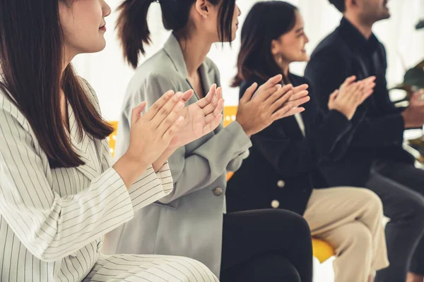 Empresaria hábilmente presente proyecto de trabajo recibe celebraciones del equipo — Foto de Stock