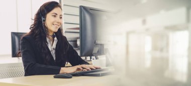 Ofiste çalışan, kulaklık takan iş adamları daha geniş görüşlü.