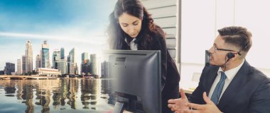 Ofiste çalışan, kulaklık takan iş adamları daha geniş görüşlü.