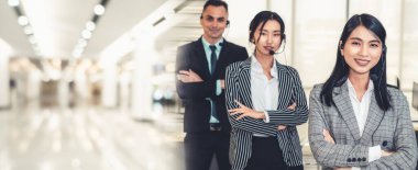 Ofiste çalışan, kulaklık takan iş adamları daha geniş görüşlü.