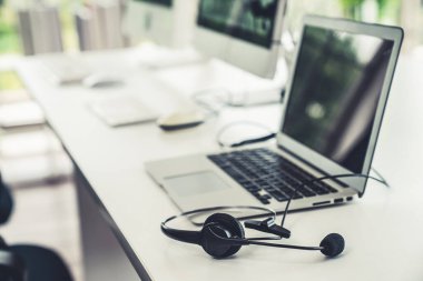 Çağrı merkezindeki kulaklık ve müşteri destek ekipmanları aktif hizmete hazır.