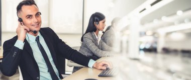 Ofiste çalışan, kulaklık takan iş adamları daha geniş görüşlü.