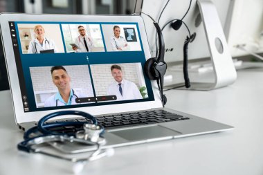 Doktorun hastayla aktif olarak konuşması için internet üzerinden teletıp görüntüsü