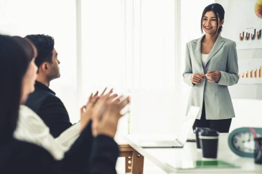 İş kadını, iş projesinde yeterlilikle yer alırsa ekipten kutlamalar aldı
