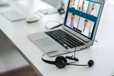 Doktorun hastayla aktif olarak konuşması için internet üzerinden teletıp görüntüsü