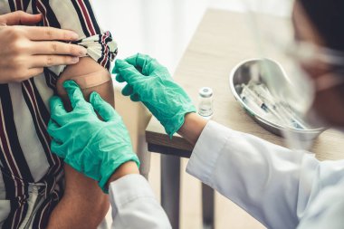 Genç bayan, aşı için yetenekli doktoru hastanede ziyaret ediyor.