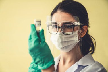 Yetenekli doktor aşıyı enjeksiyondan önce yeterince hazırlayın.