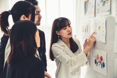 İş adamları daire içinde otururken iş projesini ustaca tartışıyor