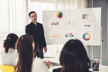 İş adamları daire içinde otururken iş projesini ustaca tartışıyor