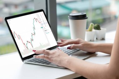 Dahiyane bilgisayar yazılımının borsa veri tablosu analizi