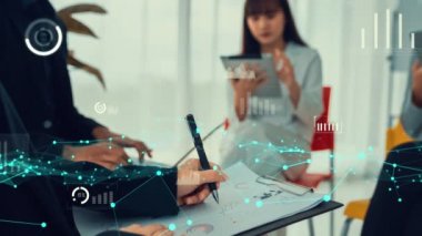 Şirket personeli toplantısındaki iş adamları imrendirici grafikle