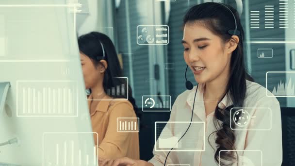 El centro de llamadas de atención al cliente proporciona datos con gráficos visuales — Vídeo de stock