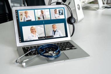 Doktorun hastayla aktif olarak konuşması için internet üzerinden teletıp görüntüsü