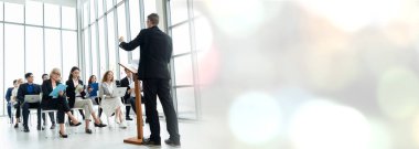 Seminer konferansında toplanan bir grup iş adamı daha geniş görüşlü