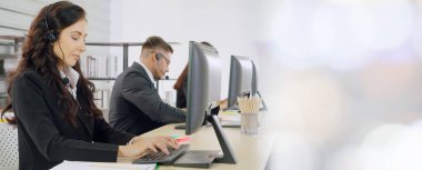 Ofiste çalışan, kulaklık takan iş adamları daha geniş görüşlü.