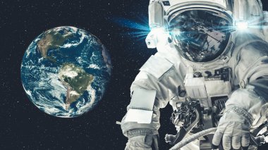 Astronot uzay yürüyüşü yaparken uzay uçuşları görevinde çalışıyor.
