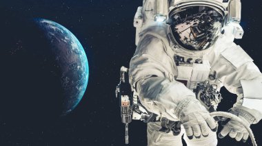 Astronot uzay yürüyüşü yaparken uzay uçuşları görevinde çalışıyor.
