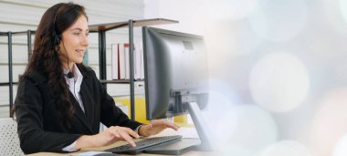 Ofiste çalışan, kulaklık takan iş adamları daha geniş görüşlü.