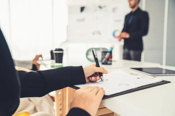 Empresaria en reunión de negocios escribiendo papel hábilmente en la sala de oficina . — Foto de Stock