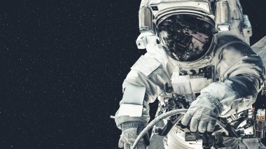 Astronot uzay yürüyüşü yaparken uzay uçuşları görevinde çalışıyor.