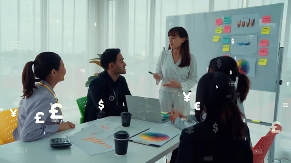 Biznesmeni w korporacyjnym spotkaniu pracowników z grafiką envisional — Zdjęcie stockowe