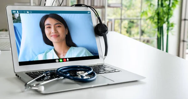 Servizio di telemedicina videochiamata online per il medico per chattare attivamente con il paziente — Foto Stock