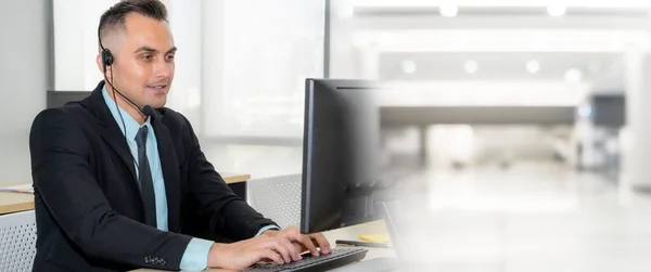 Gli uomini d'affari che indossano cuffie che lavorano in ufficio ampliano la vista — Foto Stock